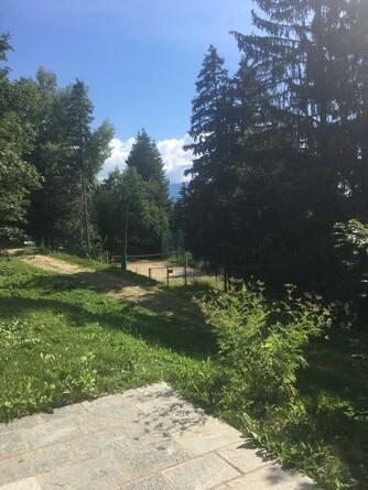 Le terrain de volley-ball à 50 mètres du chalet