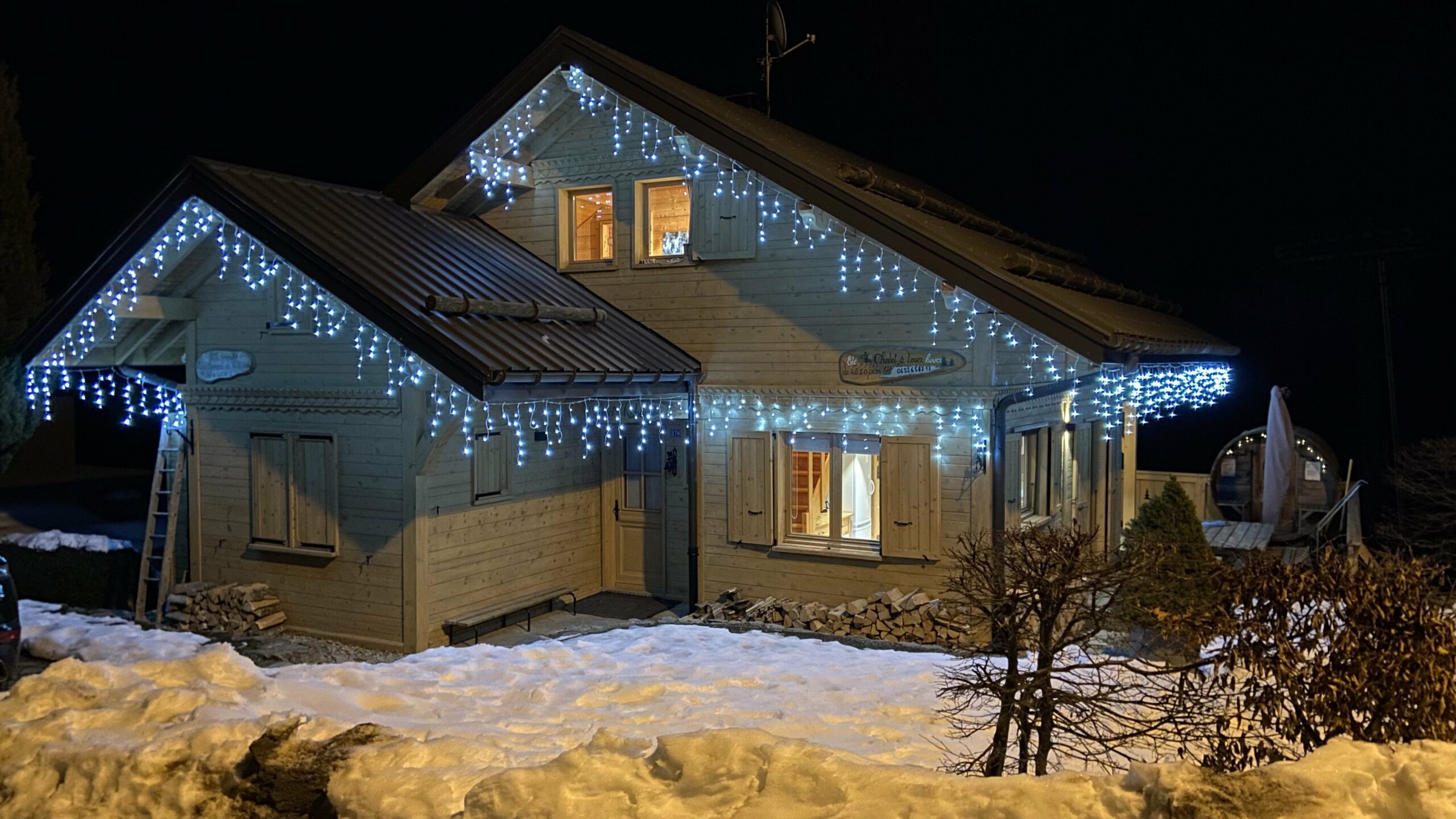 Le chalet éclairé la nuit