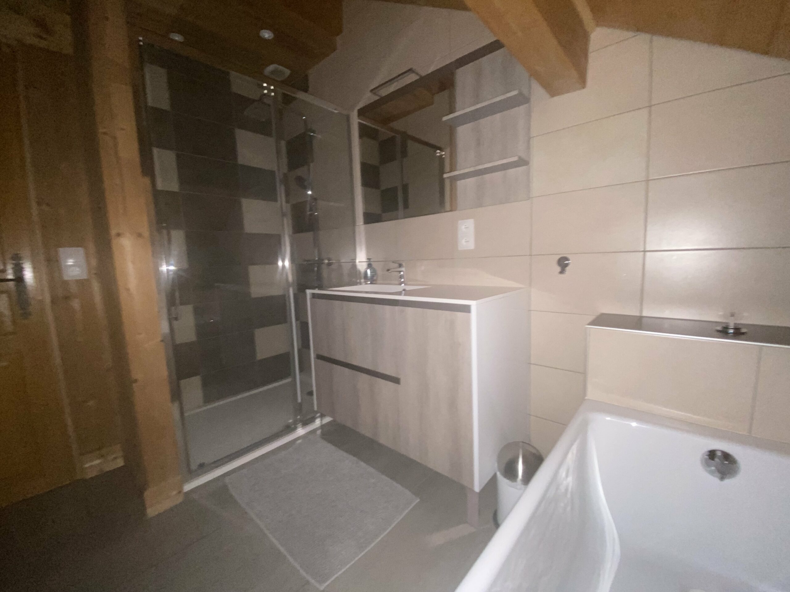 La salle du bain en R+1 (avec douche et baignoire sabot)