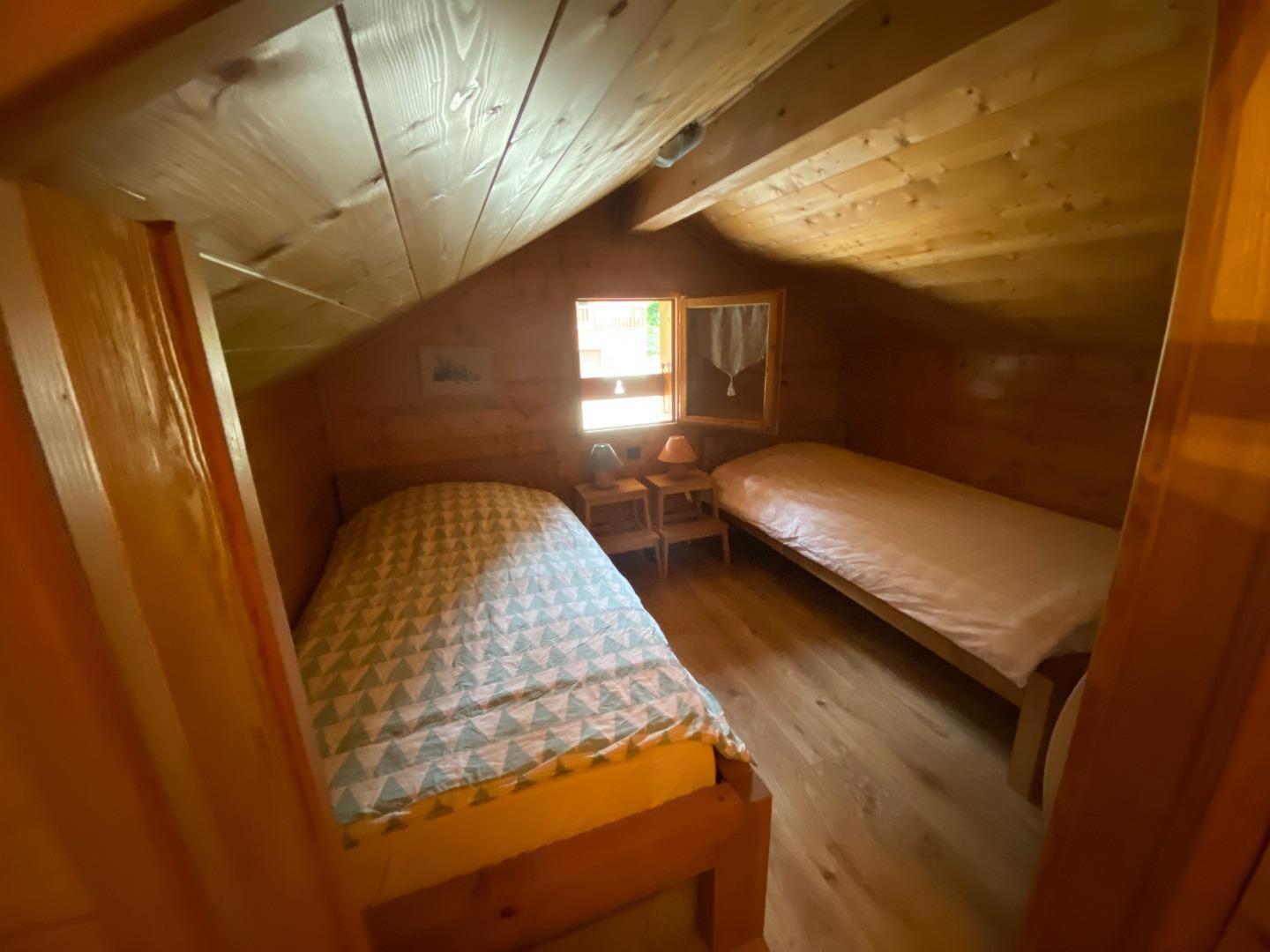 Chambre 5 (2 lits superposés et 2 lits simples) en R+1
