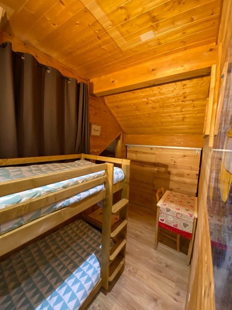 Chambre 5 (2 lits superposés et 2 lits simples) en R+1